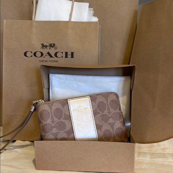 Coach Handbags - Coach Women’s Wristlet. NWT. Corner Zip. Gift Ready Coach Box & Bag